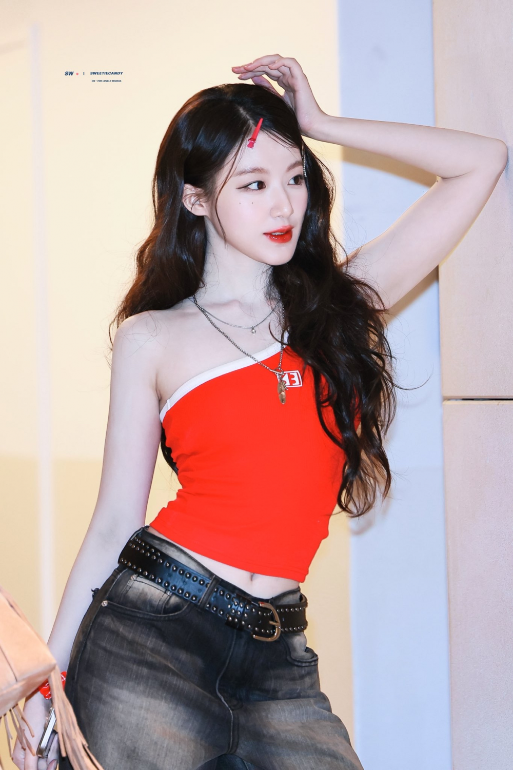 Shuhua in candid moment