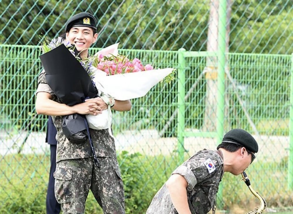 Fans releasing balloons during the event