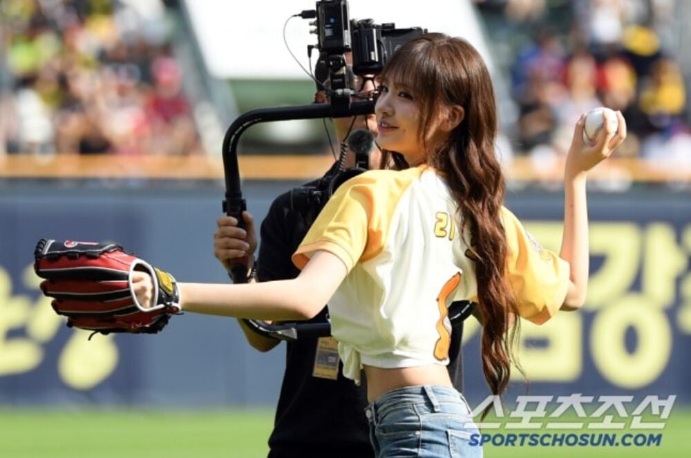 IVE’s Liz makes ceremonial baseball pitch at Jamsil stadium