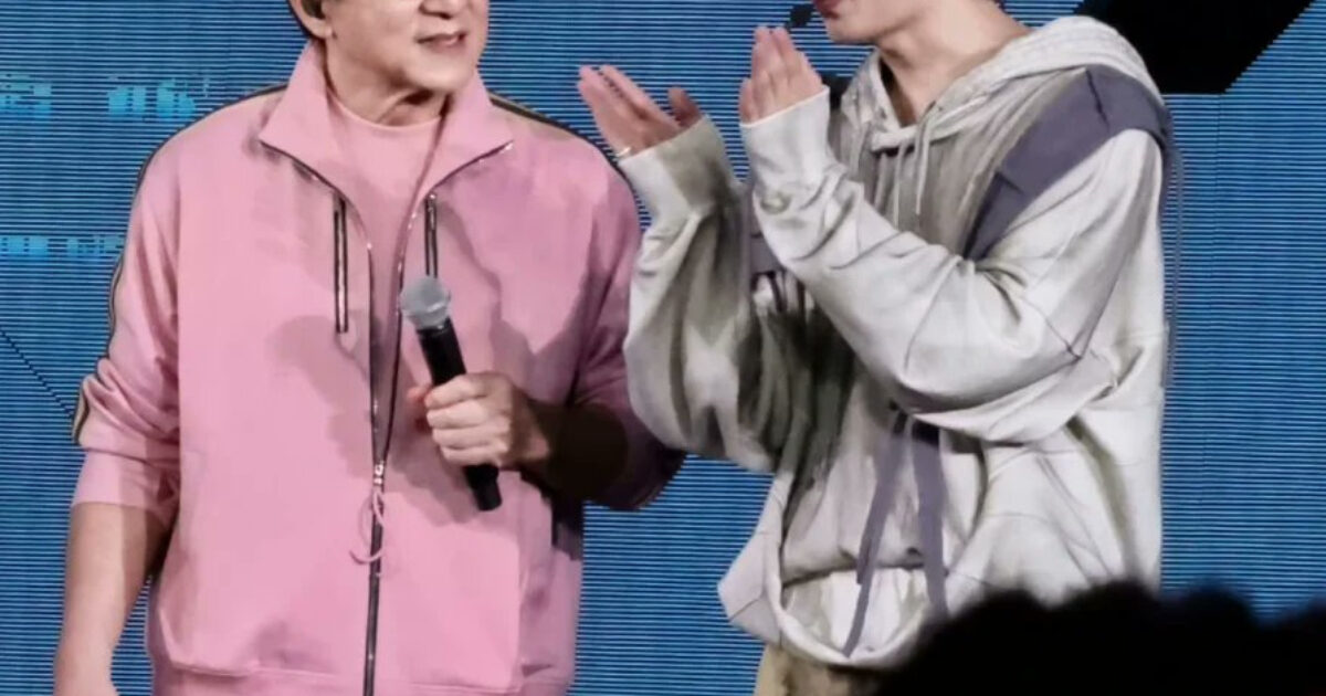 Jackie Chan surprise at SEVENTEEN concert in Hong Kong