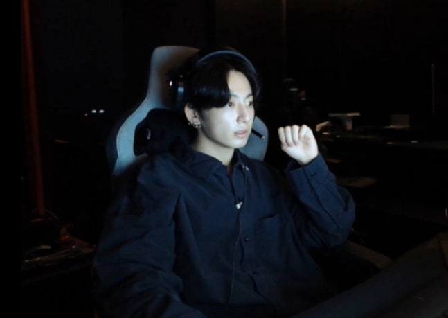 Jungkook watching J-Hope concert announcement