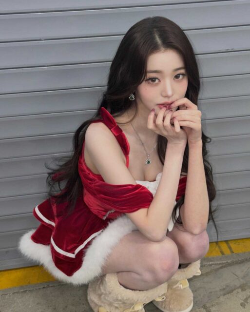 IVE Jang Wonyoung Santa 4