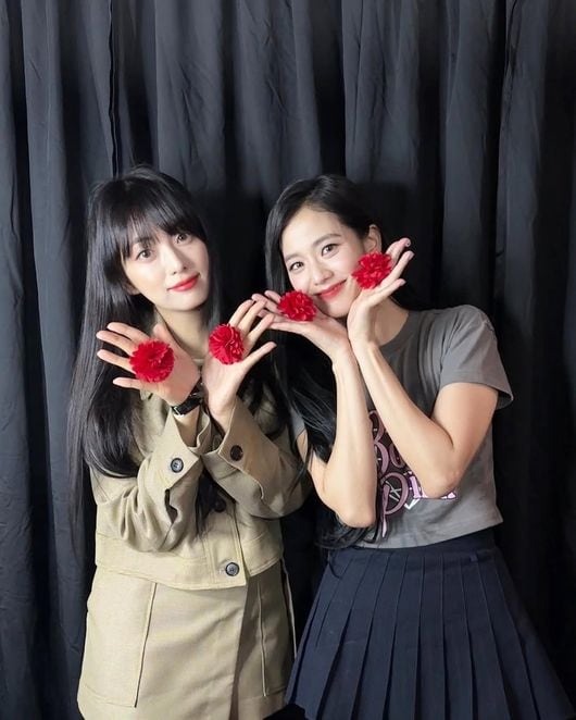Kim Ji Yoon with Jisoo