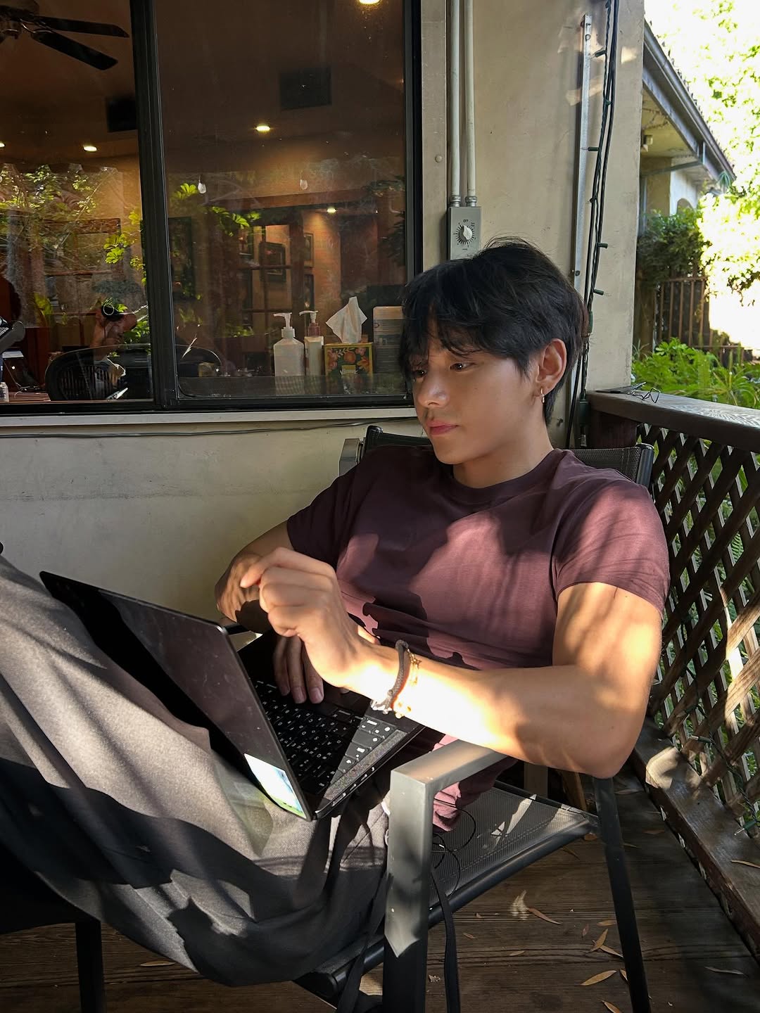 V's Instagram post of the cat's paw