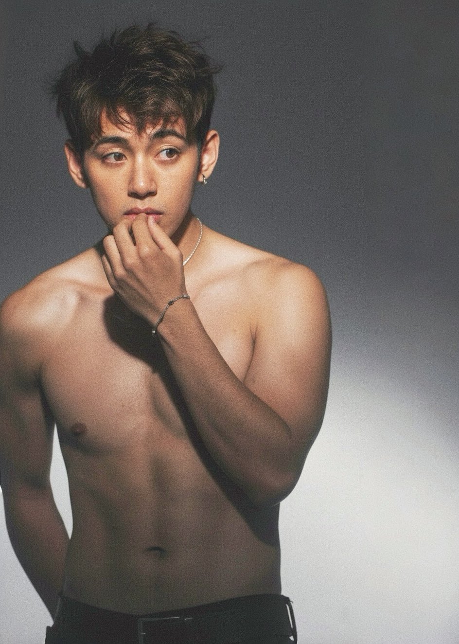 V topless photobook pictures