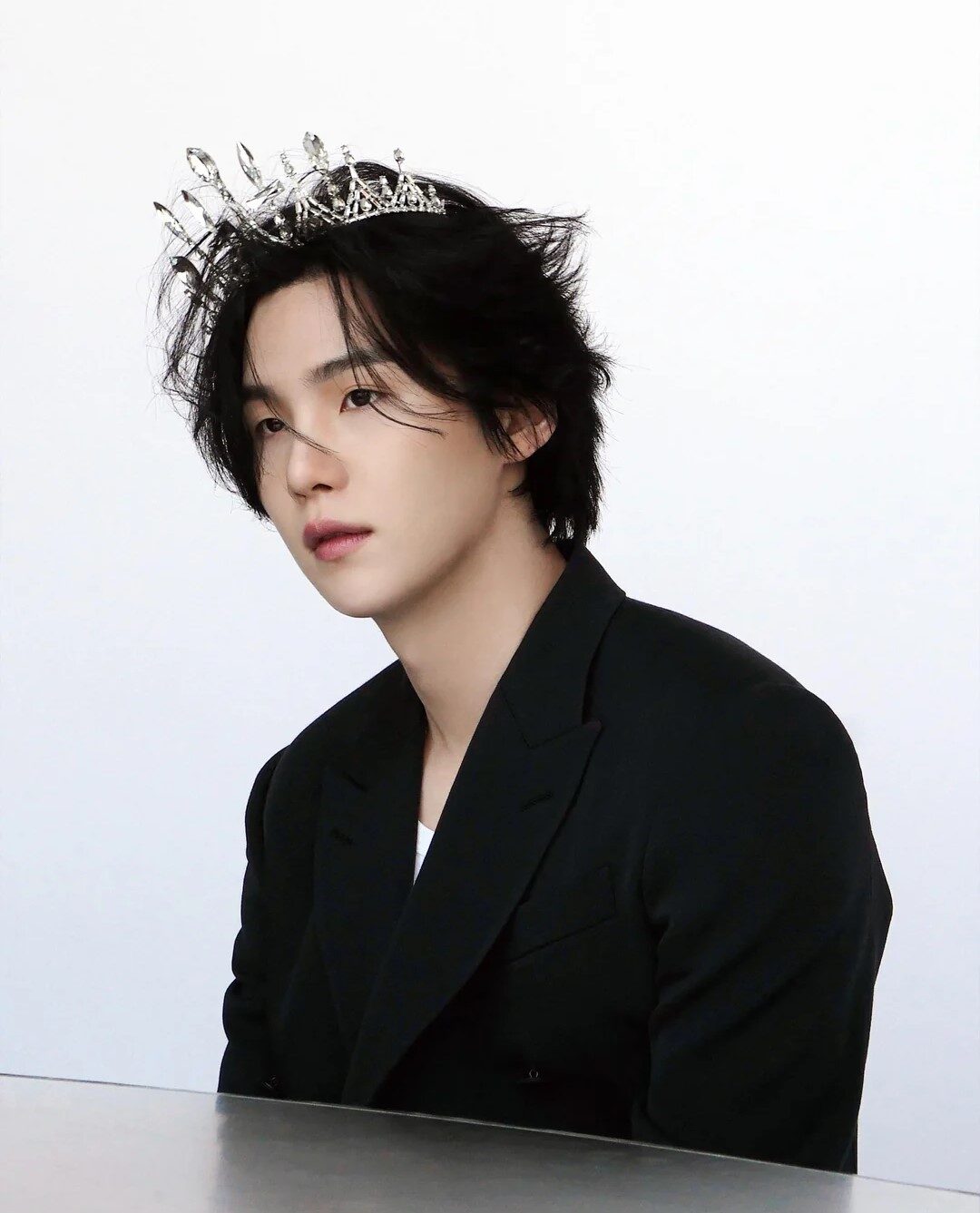 Suga showing his cat Tang on Weverse live