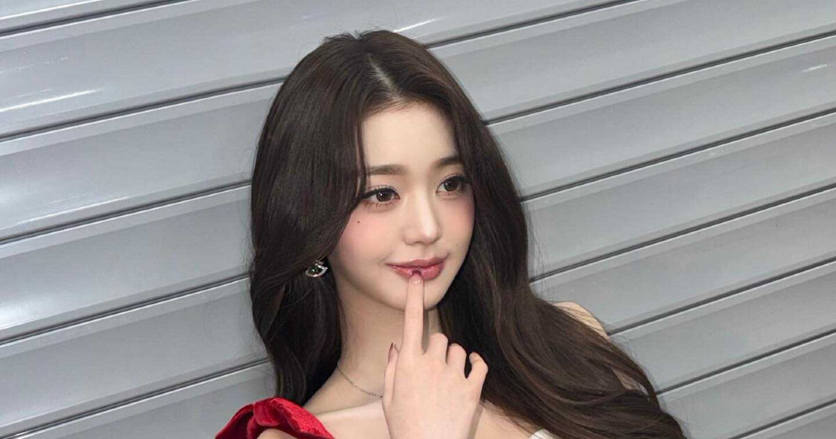 IVE Jang Wonyoung Santa Transformation