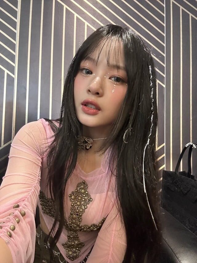 NJZ’s Hanni | *Phoning*