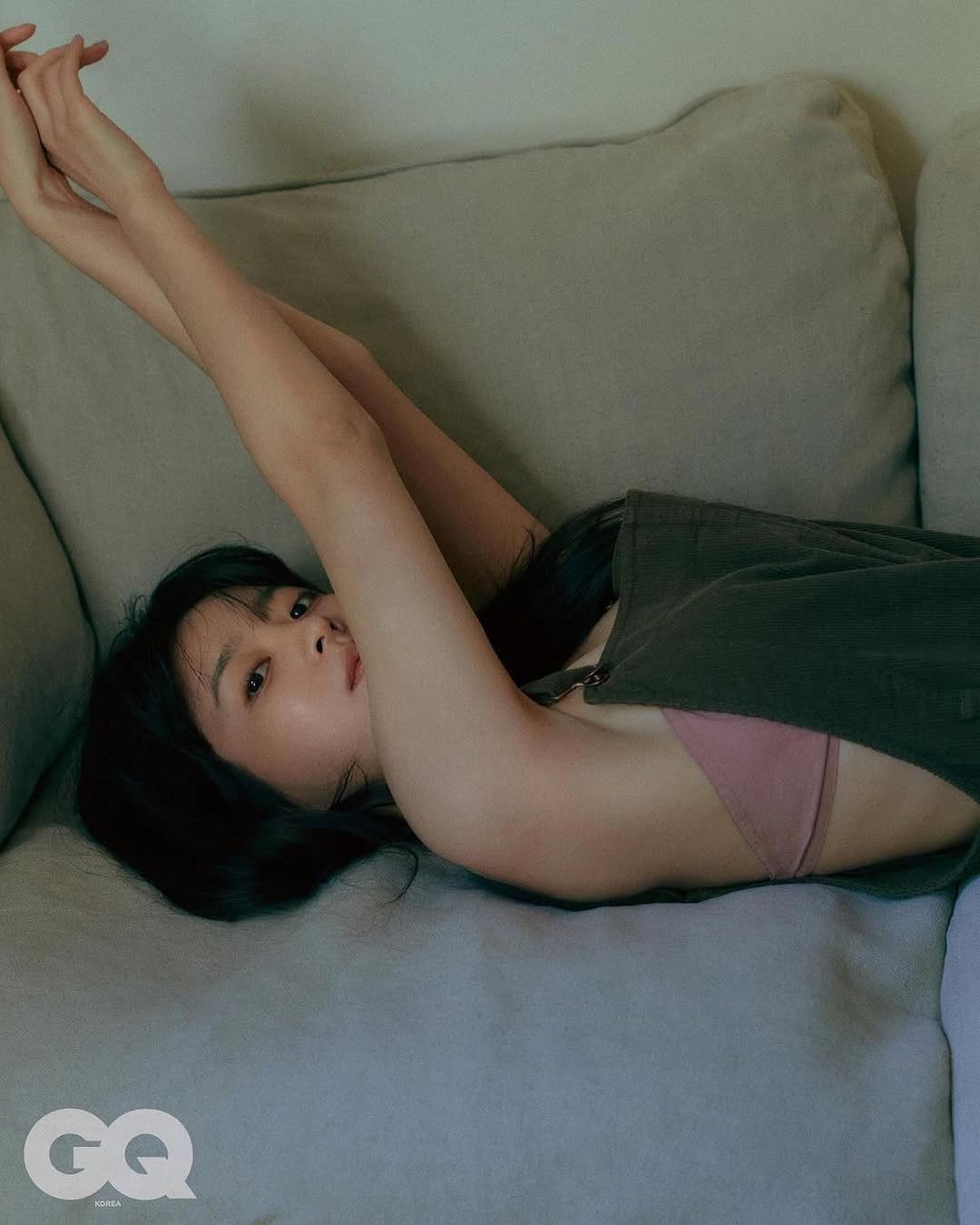 Park Bo Young exposed bra look