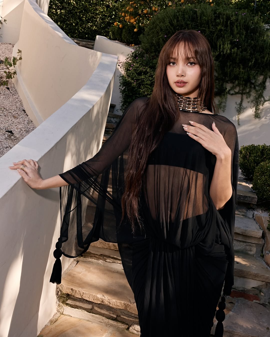 Lisa in gold dress | @lalalalisa_m/Instagram