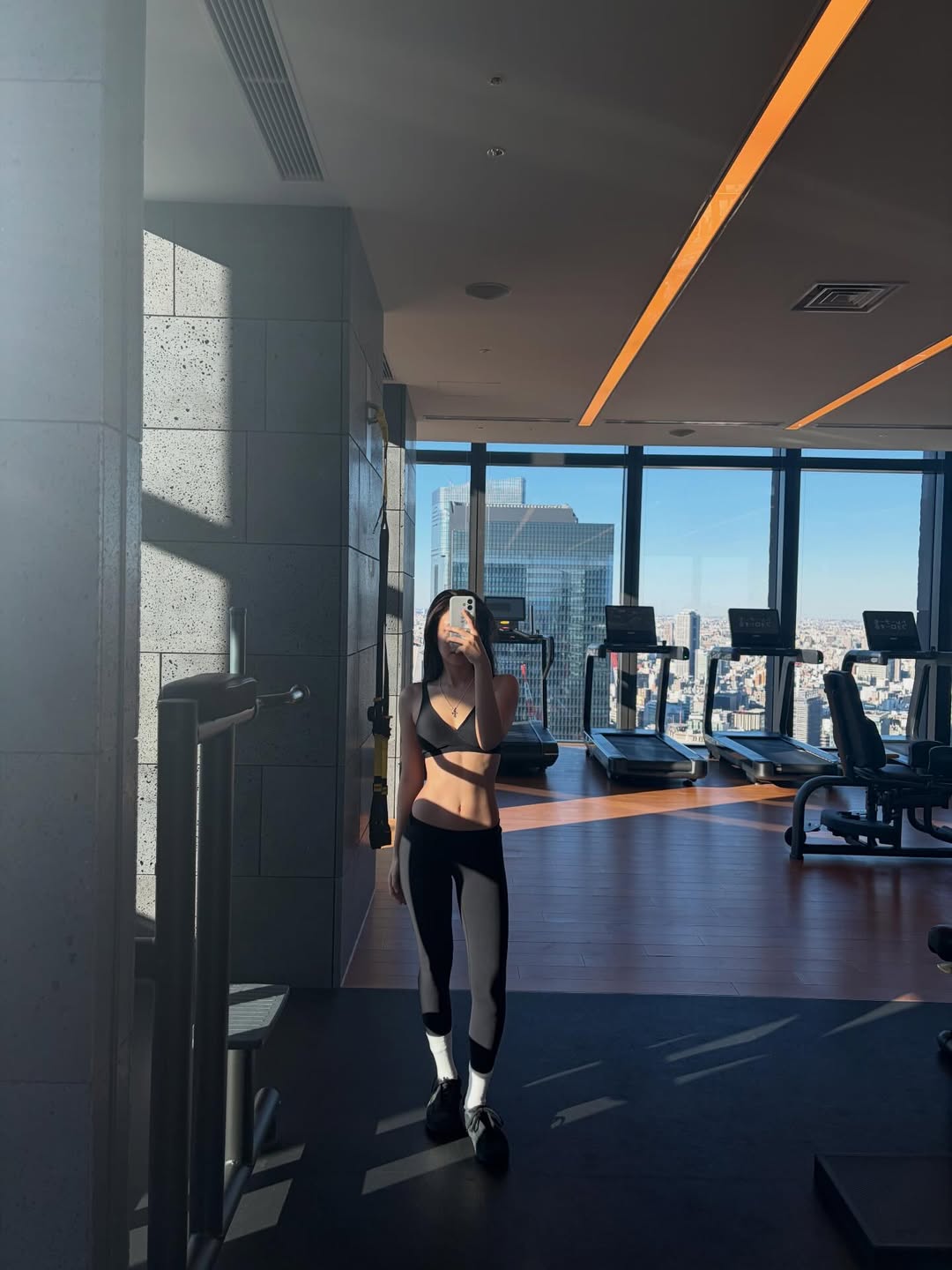 Jennie showing off her small head and stylish look