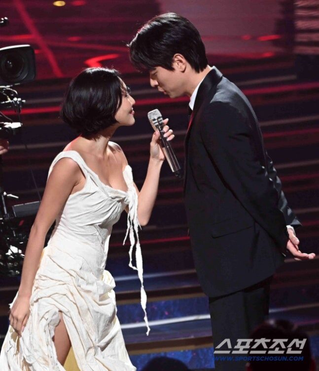 Hwasa and Park Jung Min