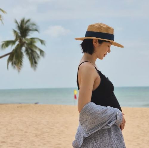 Lee Moon Jung baby bump