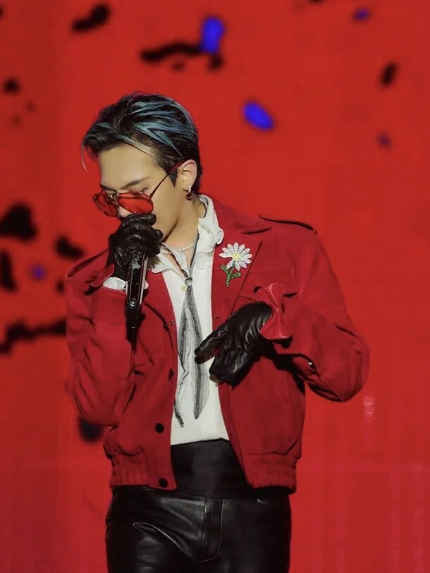 G-Dragon on his world tour | @xxxibgdrgn/Instagram