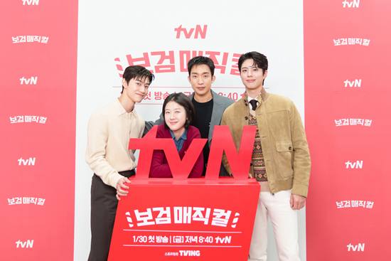 Producer Son Soo Jung with the cast