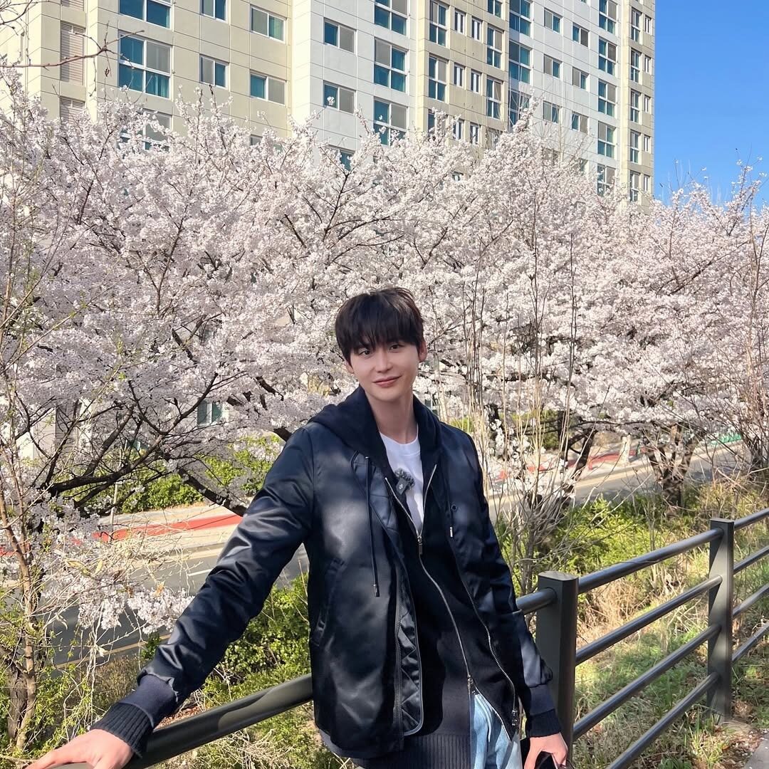 Lee Jong Suk and flower bird