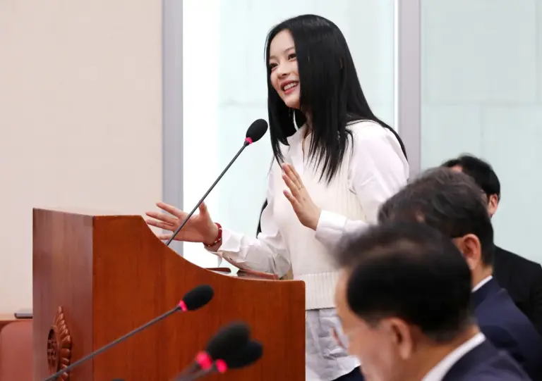 Hanni testifying at the National Assembly hearing about her visa dispute