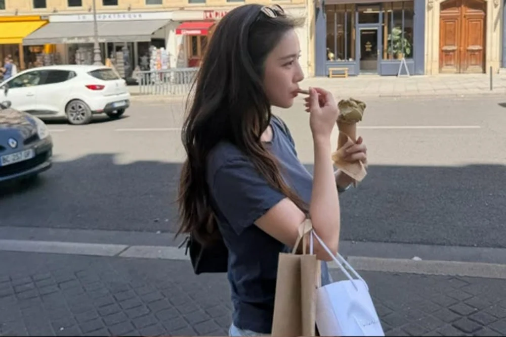 Han Seo Hee posing casually near a Paris landmark scene