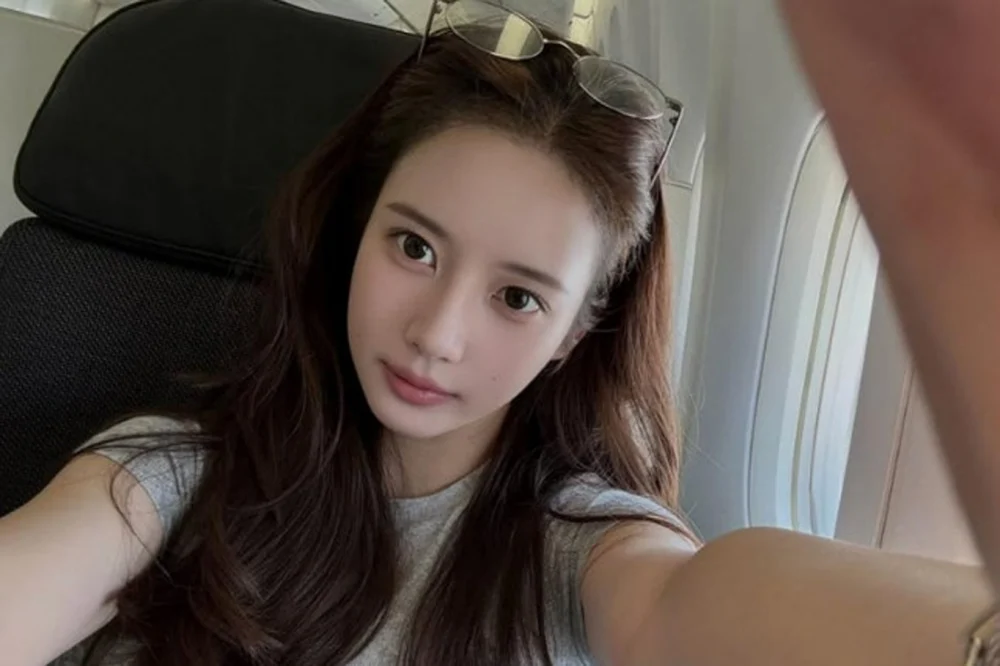 Han Seo Hee standing with neutral expression during Paris trip