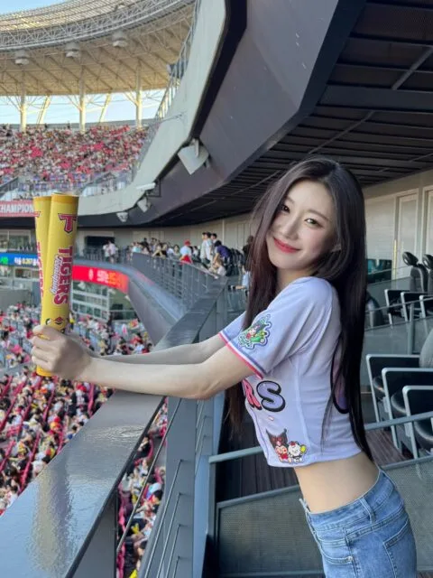 ITZY Chaeryeong 6