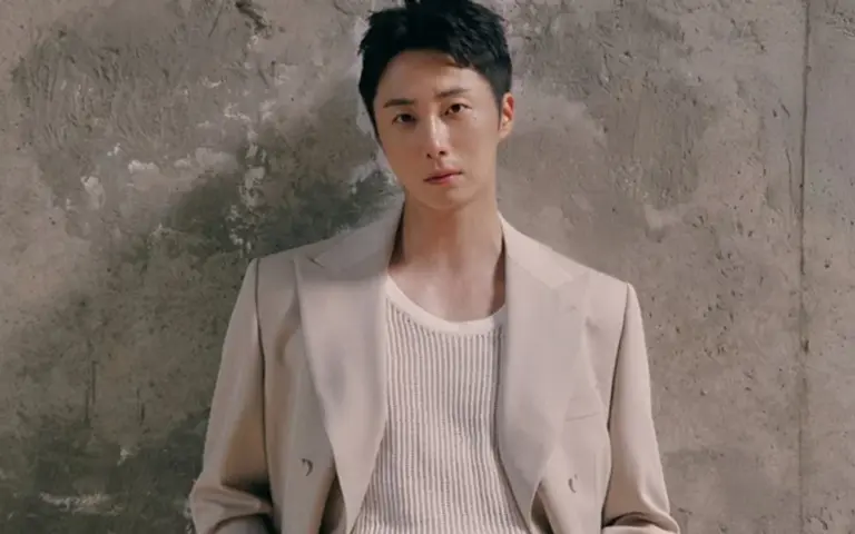 Jung Il Woo speaking at fan meeting in Hangzhou, China