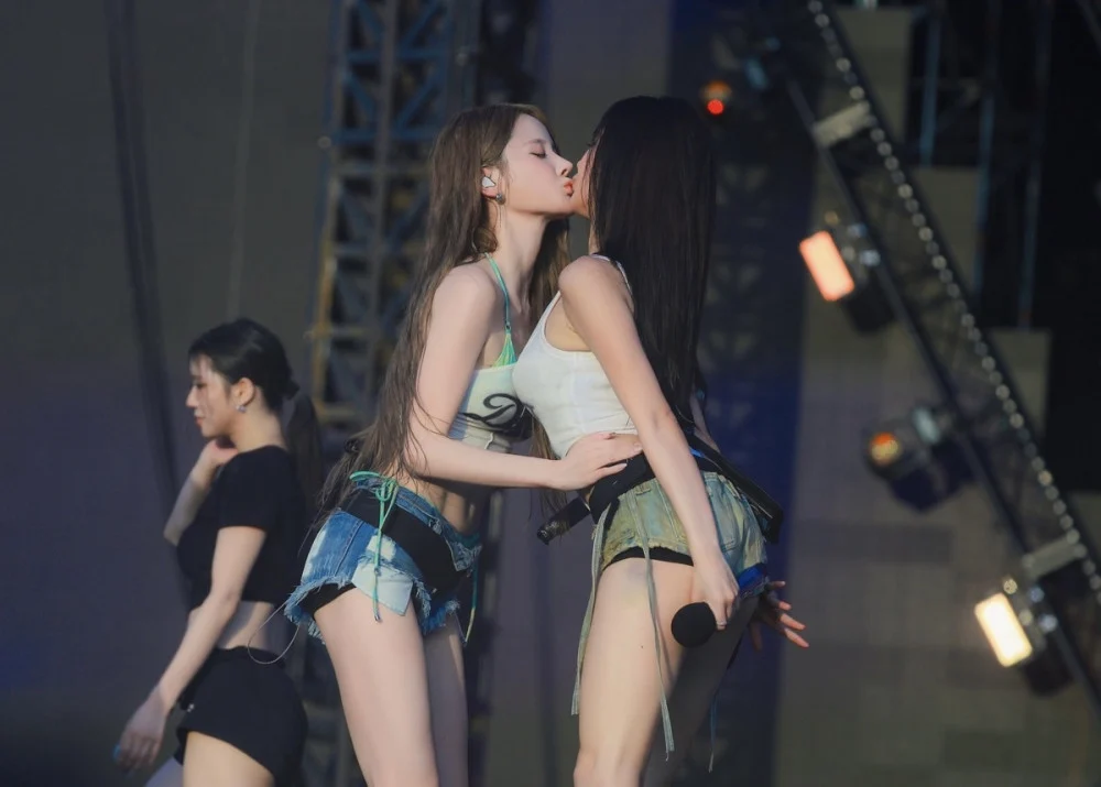 KISS OF LIFE’s Belle and Natty kiss on stage at Waterbomb Seoul 2026
