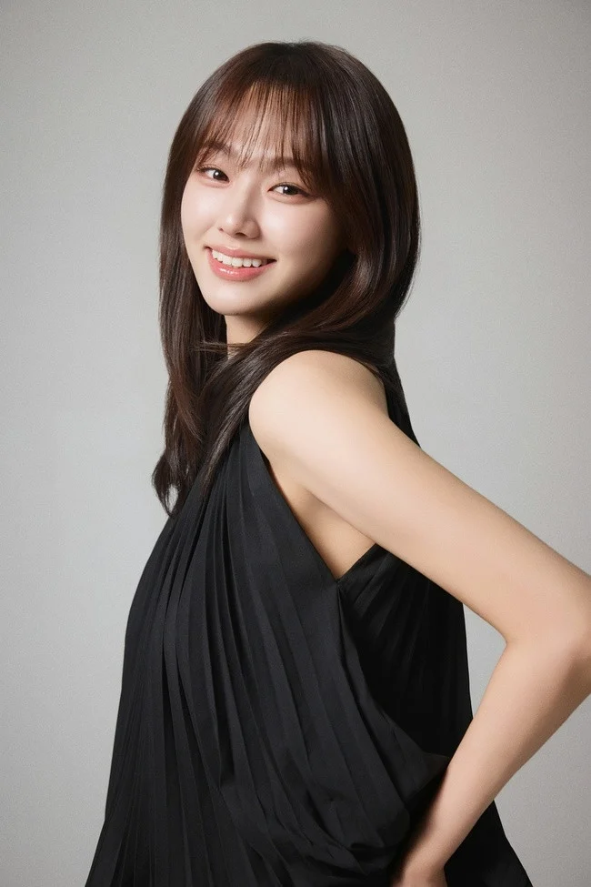 Kang Mina on set as Yoon Noah promoting the tvN drama