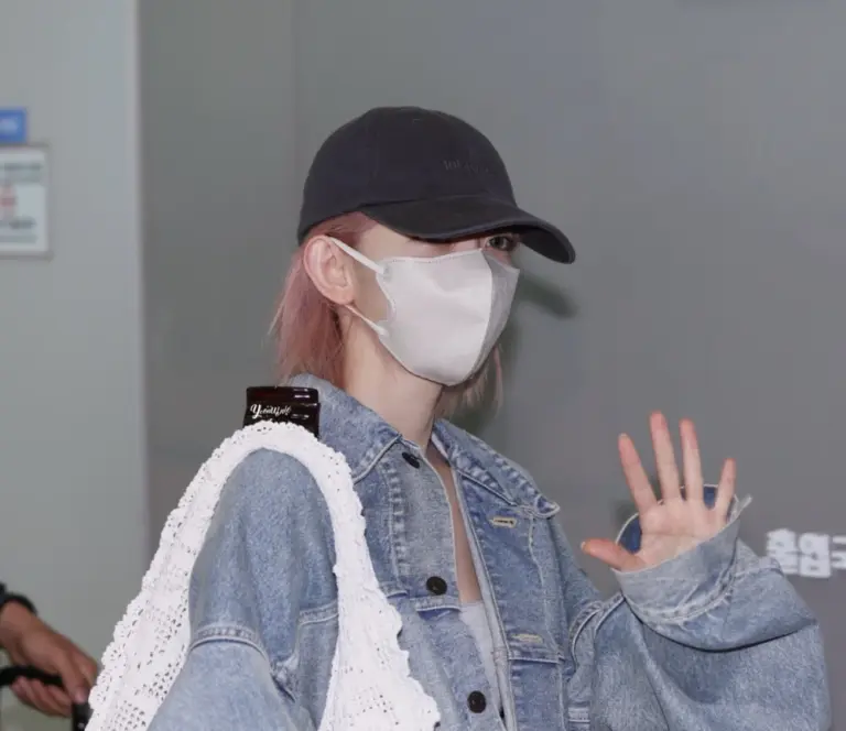 LE SSERAFIM member Sakura nearly trips after photographer rushes past bodyguard at Incheon Airport