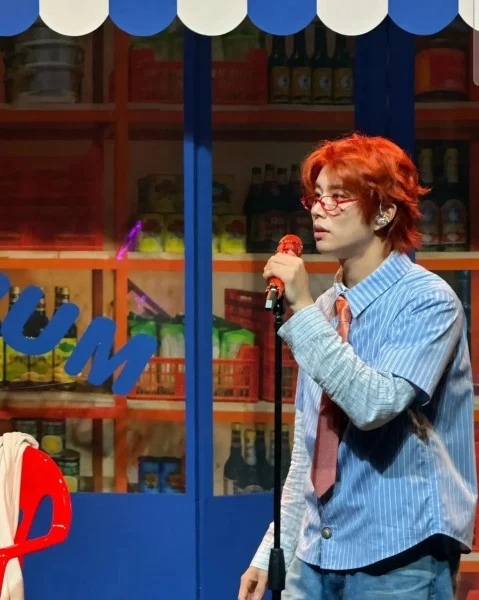 MJ using a capsule toy machine during the Neighborhood Game segment